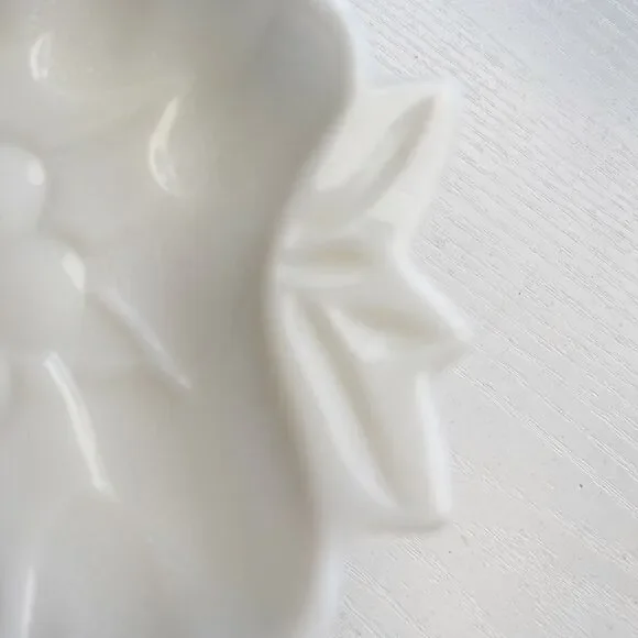 Vintage Milk Glass Strawberry Shaped Grapes Trinket Tray Server - Picture 5 of 8